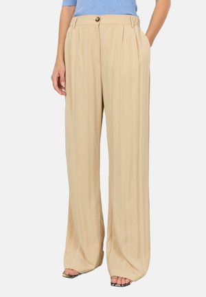 Pantaloni beige a gamba larga con un sottile design a piega, realizzati in tessuto leggero. Presentano una chiusura frontale con bottone e tasche laterali.