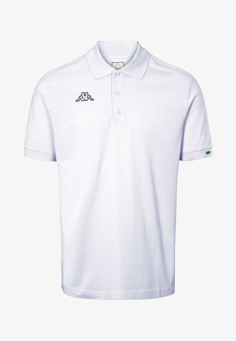 Polo blanc à manches courtes avec col, trois boutons, logo noir sur la poitrine gauche et petit détail vert sur la manche gauche.