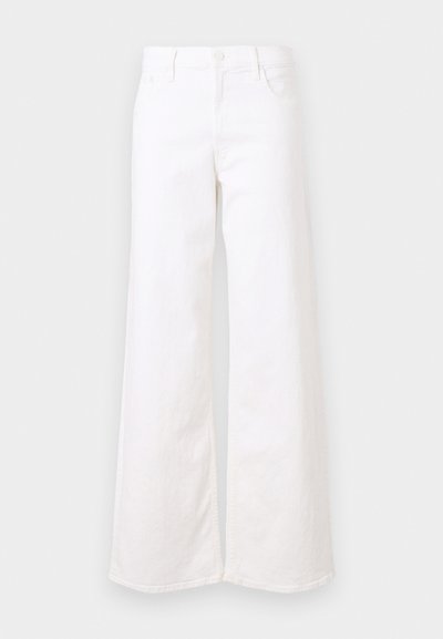 Baltos plačios kelnės iš džinsinio audinio, turinčios priekines kišenes, mygtuko užsegimą ir laisvą siluetą. Lygus audinio paviršius su minimaliu dizainu.