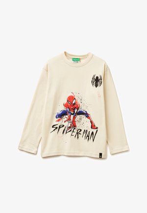 Cremefarbenes Langarmhemd mit einem Spider-Man-Motiv in Rot und Blau, ergänzt durch schwarze Schrift und Spinnenlogo-Details. Aus weichem Baumwollmaterial.