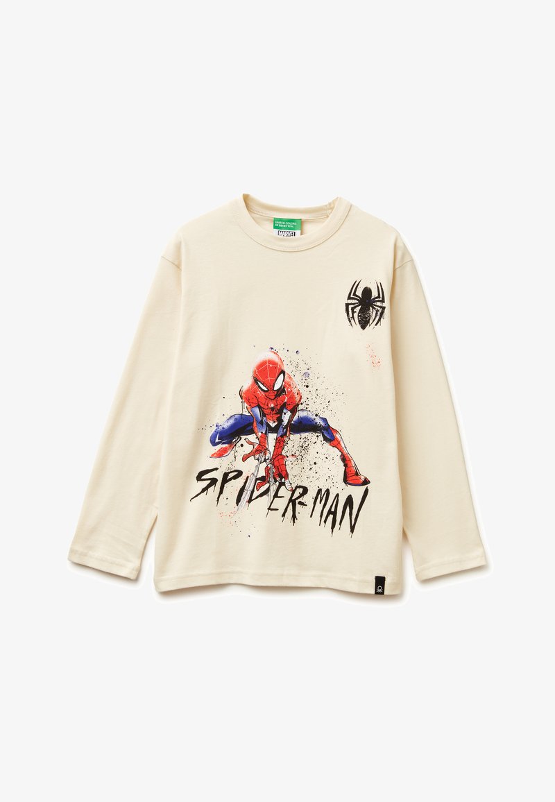 Cremefarbenes Langarmhemd mit einem Spider-Man-Motiv in Rot und Blau, ergänzt durch schwarze Schrift und Spinnenlogo-Details. Aus weichem Baumwollmaterial.