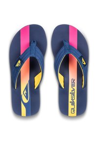 Blå flip-flops med en texturerad sula, gula remmar och ett gradientranddesign i rosa och orange. Varumärket visas tydligt.