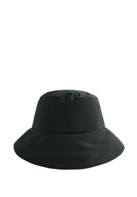 Pălărie neagră tip bucket dintr-un material neted. Are un coroana rotundă și o margine lată, înclinată în jos. Detaliu subtil cu logo pe lateral.