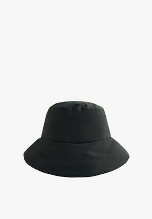 Čierny budár z hladkej látky. Má zaoblenú korunu a široký, nadol sklonený okraj. Na boku je nenápadný logotyp.