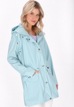 Impermeable de color azul claro con capucha, botones a presión y bolsillos laterales. Hecho de material liso y resistente al agua con cordones ajustables.