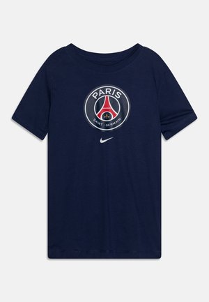 T-shirt en coton bleu marine avec un logo rond comportant les textes "PARIS" et "SAINT-GERMAIN", agrémenté des couleurs de l'équipe et d'un détail du swoosh Nike.