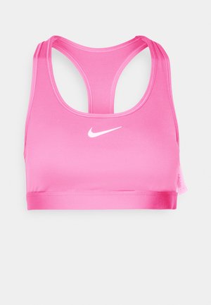 Lyserød sportbh med en glat overflade, racerback-design og et hvidt Nike-logo foran. Har et bånd i bunden for støtte.