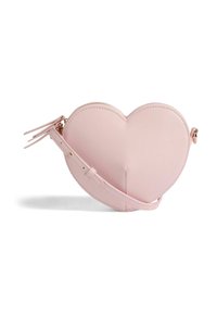 Ružová kožená kabelka v tvare srdca so hladkou textúrou, so zipsovým uzáverom a nastaviteľným popruhom. Obsahuje dekoratívne strapce na zips.