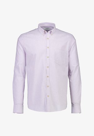 Chemise boutonnée violet clair à rayures blanches ; dotée d'un col, d'une poche poitrine unique et de boutons dorés ; manches longues avec poignets.