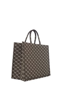 Borsa a tracolla marrone realizzata in tessuto stampato con un logo ripetuto in bianco. Ha due manici robusti e una forma strutturata.