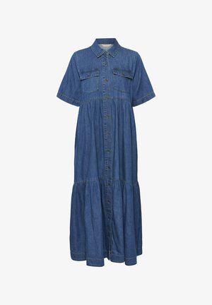 Robe midi en denim avec manches courtes, boutonnage sur le devant, deux poches à rabat sur la poitrine, et panneaux froncés à la taille et à l'ourlet.