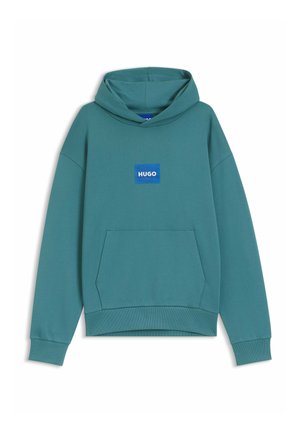 Sudadera con capucha de color verde azulado, hecha de tela suave, con un bolsillo tipo canguro, puños acanalados y un parche rectangular azul con el logo "HUGO" en letras blancas.
