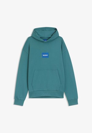 Sudadera con capucha de color verde azulado, hecha de tela suave, con un bolsillo tipo canguro, puños acanalados y un parche rectangular azul con el logo "HUGO" en letras blancas.