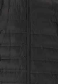 Gilet imbottito nero con cerniera centrale, design trapuntato con cuciture orizzontali, realizzato in tessuto liscio e leggero.