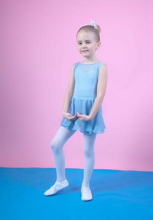 Hellblaues Ballettkleid mit transparenter Halslinie, mehrlagigem Rock, weißen Strumpfhosen und Ballettschuhen. Haare zu einem Dutt mit einem weißen Band gebunden. Rosa Hintergrund.