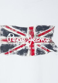 Bijela majica s istrošenim grafičkim prikazom Union Jack-a i natpisom "Pepe Jeans London" u crvenoj boji. Mekani pamučni materijal.