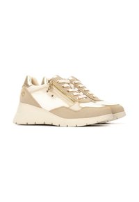 Zapatillas beige de material mixto con superficie texturizada, acento de cremallera metálica y suela blanca acolchada. Cintas planas y diseño de puntera redondeada.
