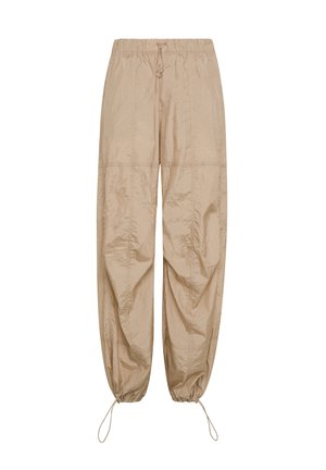Pantaloni in nylon beige chiaro con vita elastica, dettagli con coulisse e caviglie affusolate. Presentano una texture stropicciata e una vestibilità rilassata.
