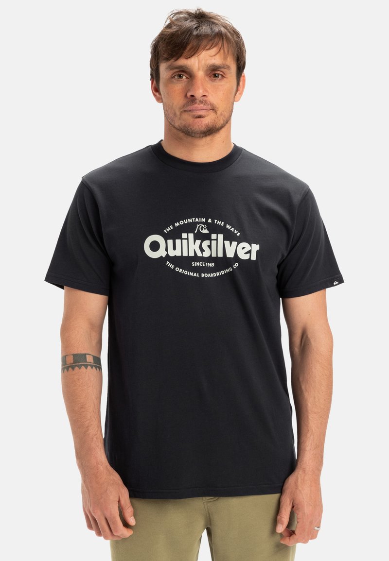 Černé bavlněné tričko s bílým grafickým logem "Quiksilver" a textem pod ním. Krátké rukávy, kulatý výstřih a volný střih.