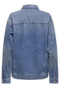 Chaqueta de mezclilla en azul claro, con diseño de cuello, mangas largas y puños abotonados. Textura suave y corte clásico.