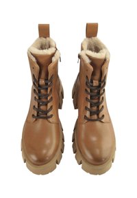 Bottines en cuir marron avec une finition texturée, à lacets à l'avant et doublure en fausse fourrure. Semelle en caoutchouc épaisse beige avec des crampons profonds.