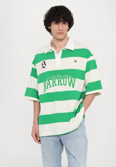 Groene en witte gestreepte polo met een witte kraag, voorzien van een zwart logo en het woord "BARROW" in vetgedrukte groene letters.