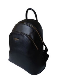 Zaino in pelle nera a forma arrotondata, dotato di due tasche con zip e una maniglia superiore. Gli accenti in metallo dorato valorizzano il design.
