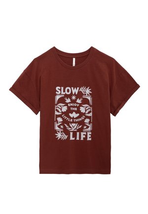 T-shirt en coton marron avec une coupe ample, ornée d'un texte imprimé blanc : "SLOW LIFE" et d'éléments floraux décoratifs autour.