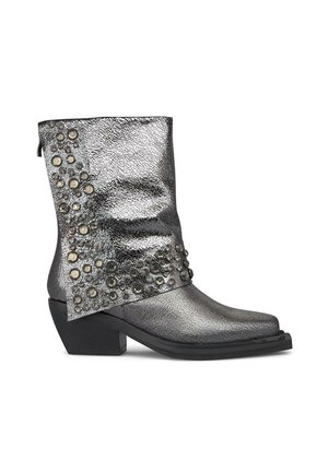 Bottines gris métallisé avec une finition texturée, présentant des clous décoratifs sur un côté et un petit talon carré. Fermeture à glissière à l'arrière.