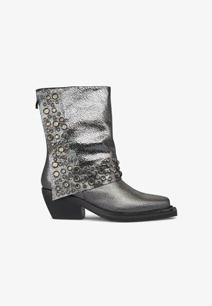 Metaliczne szare botki sięgające kostki o teksturowanym wykończeniu, z ozdobnymi ćwiekami po jednej stronie i niskim, blokowym obcasem. Zamek błyskawiczny z tyłu.