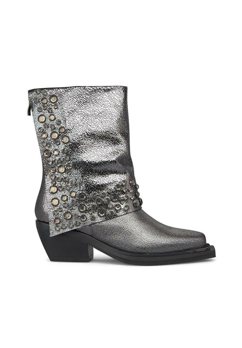 Metaliczne szare botki sięgające kostki o teksturowanym wykończeniu, z ozdobnymi ćwiekami po jednej stronie i niskim, blokowym obcasem. Zamek błyskawiczny z tyłu.