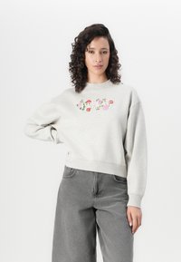 Lichtgrijze katoenen sweatshirt met bloemengestikte versieringen in roze en rood. Ronde hals, verlaagde schouders en ribgebreide manchetten.