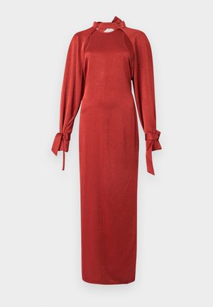 Μακριά φόρεμα από σατέν σε σκουρόχρωμο σκουριά χρώμα με ψηλό λαιμό, ανοίγματα στους ώμους, μακριά φουσκωτά μανίκια και μανσέτες που δένουν.