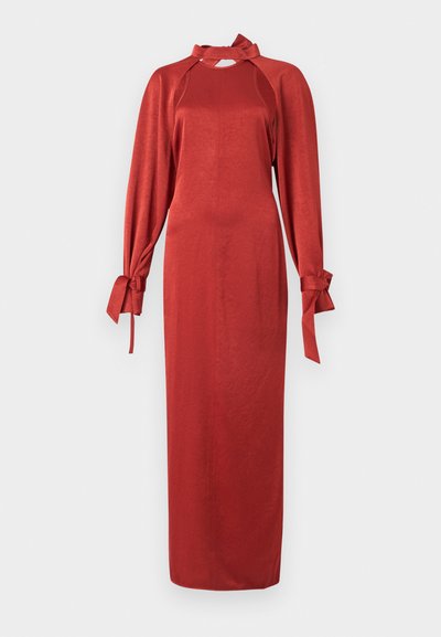 Μακριά φόρεμα από σατέν σε σκουρόχρωμο σκουριά χρώμα με ψηλό λαιμό, ανοίγματα στους ώμους, μακριά φουσκωτά μανίκια και μανσέτες που δένουν.