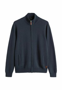 Dunkelblaues Zip-Up Sweater mit geripptem Kragen und Bündchen, seitlichen Taschen und einem Lederakzentlabel am Saum. Glatte Stricktextur.
