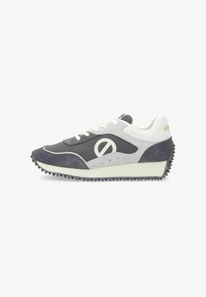 Scarpa da ginnastica nera e grigia con pannelli in suede e rete, punta arrotondata, accenti bianchi e suola in gomma testurizzata. Presenta un dettaglio del logo a contrasto.