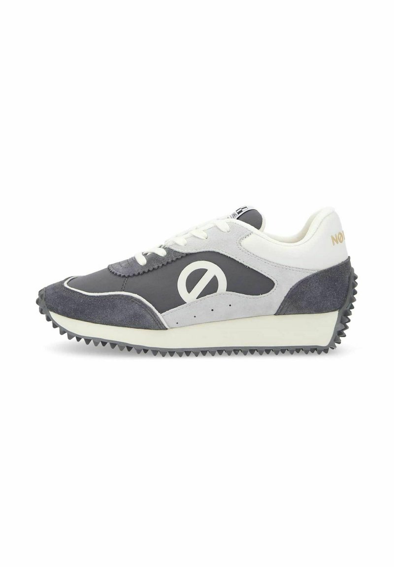 Zapatilla negra y gris con paneles de ante y malla, punta redonda, acentos blancos y suela de goma texturizada. Presenta un detalle de logo en contraste.