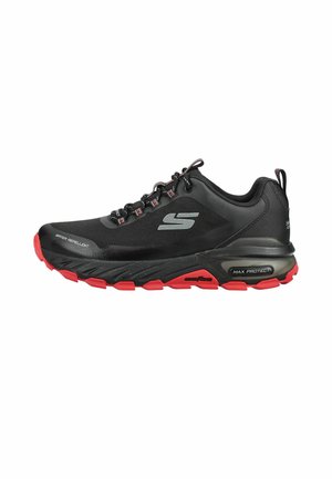 Sort og rød Skechers sportssko med snøredesign, vandafvisende overdel og Max Protect stødabsorbering synlig på sålen.