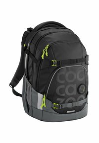 Schwarz-grauer Rucksack mit verstellbaren Trägern, Netz-Seitentasche, limonengrünen Akzenten, grafischem Textmuster und verstärktem Boden.