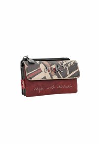 Cartera plegada con una mezcla de cuero sintético negro y beige de patrones, con una sección inferior roja que tiene texto plateado y cierre de cremallera.