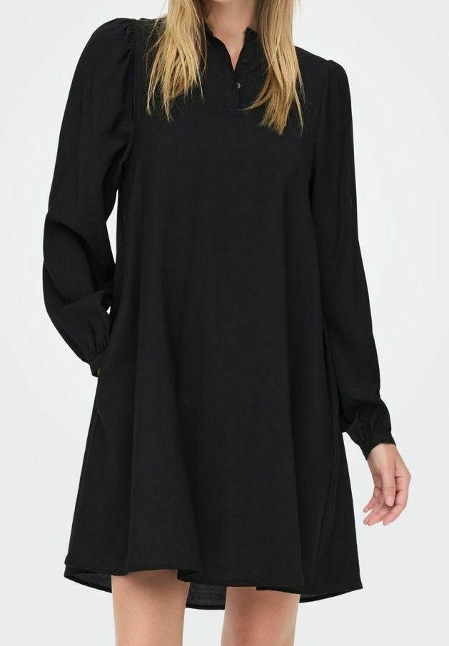Czarna sukienka z długimi rękawami, zapięciem na guziki przy dekolcie oraz marszczonymi detalami na ramionach. Posiada luźną sylwetkę w kształcie litery A oraz boczne kieszenie.