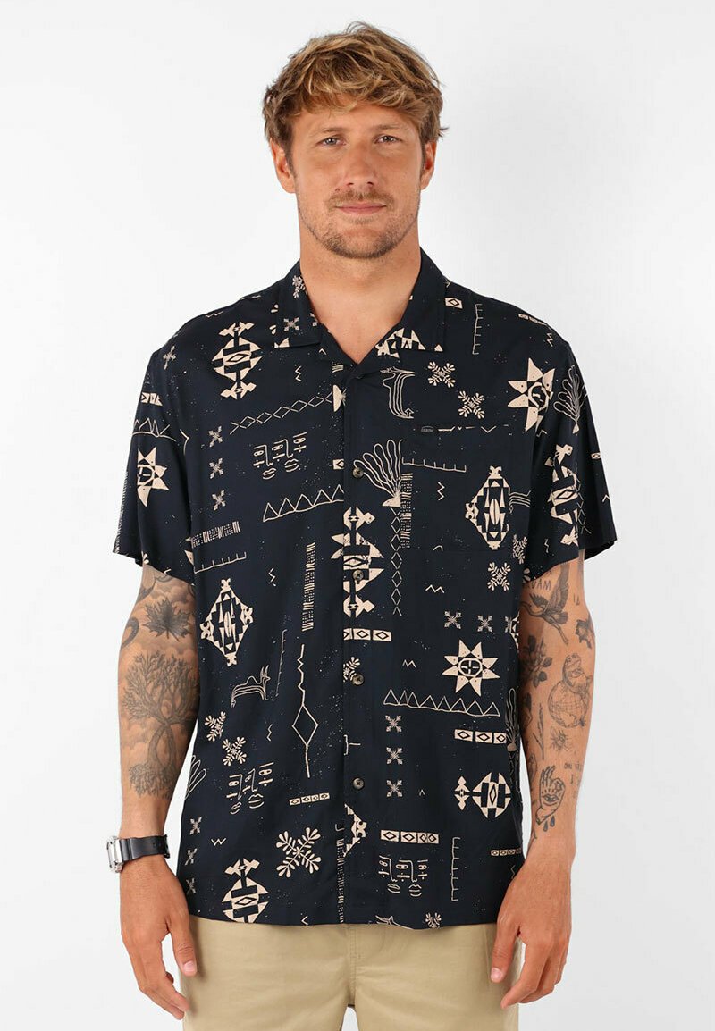 Chemise à manches courtes noire avec des motifs géométriques et abstraits beige, fabriquée en tissu léger, présentant une coupe décontractée et un devant boutonné.