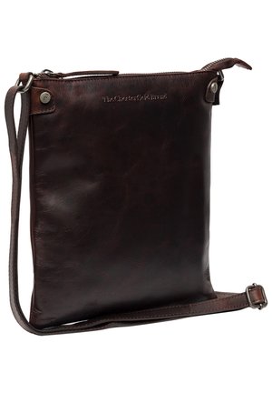 Ruskea nahkainen olkalaukku, jossa on sileä pinta, vetoketjukiinnitys ja säädettävä hihna. Edessä on huomaamaton brändäys.