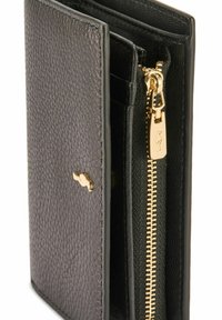 Czarny skórzany portfel o teksturowanej powierzchni, z złotym zamkiem błyskawicznym, kieszonkami na karty oraz metalowym logo z przodu.