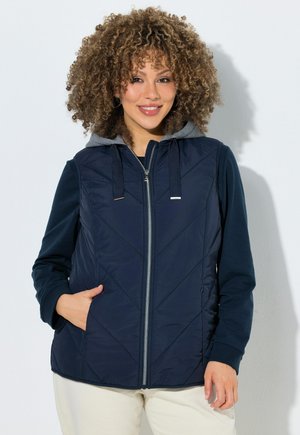 Ulla Popken HYPRAR STEPPWESTE, CRINKLE, KAPUZE, NAHTTASCHEN - Bodywarmer - marine
