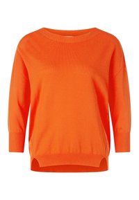 Oranje gebreide trui met een brede bootnek, driekwartmouwen, ribgebreide manchetten en een gebogen zoom. Gladde textuur en heldere kleur.