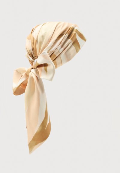 Μαλακό υφασμάτινο μαντήλι κεφαλής με μπεζ, κρεμ και ανοιχτό καφέ αφηρημένες ρίγες, δεμένο σε έναν χαλαρό κόμπο με τα άκρα να κρέμονται.