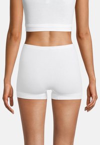Weiße Baumwoll-Boxershorts mit glatter Textur, ausgestattet mit breiten elastischen Bändern am Bund und an den Beinen, von hinten gezeigt.