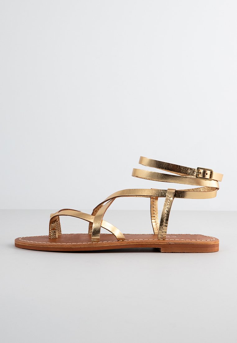 Sandale cu baretă între degete