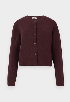 Gilet tricoté bordeaux avec un col rond, une fermeture à boutons sur le devant et des manches longues. Le matériau a une texture douce avec des boutons foncés.